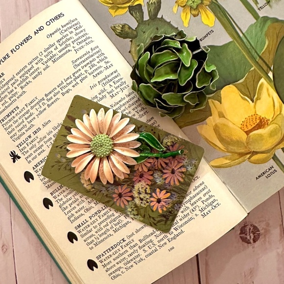 Enamel Mod Flower Brooch 1960s Pink Daisy Flower Pin - Picture 1 of 6